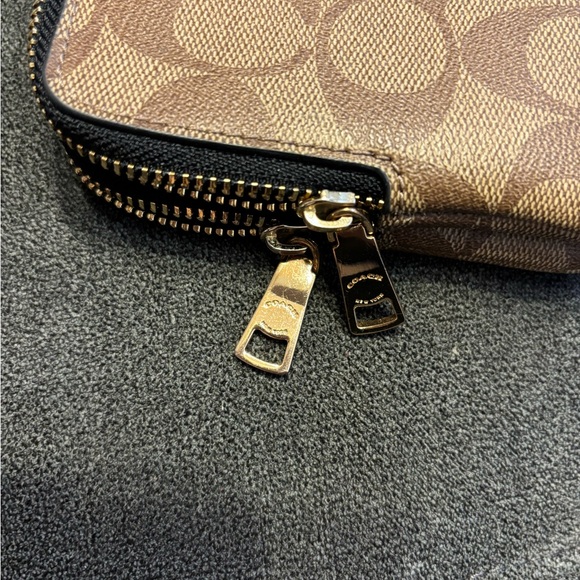 Coach Double Zip Wristlet. - Picture 5 of 8
